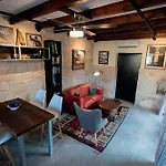 Feriehus Traditional Stone House - Where Tradition Meets Comfort *