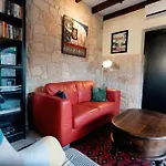 Traditional Stone House - Where Tradition Meets Comfort Feriehus