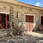 Traditional Stone House - Where Tradition Meets Comfort Feriehus
