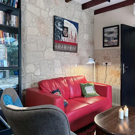 Hébergement de vacances Traditional Stone House - Where Tradition Meets Comfort *